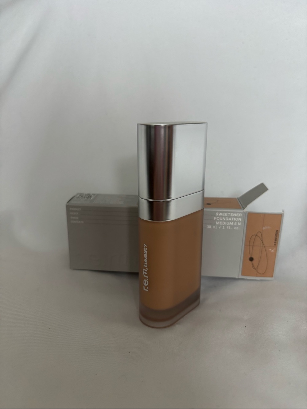 r.e.m. beauty Sweetener Foundation - Medium 5N (Warm Tan)